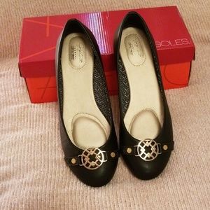Jaclyn Smith- Black and gold flats